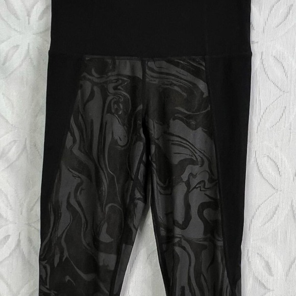 Athleta Marble Salutation 7/8 Tight Size XS - Picture 3 of 6